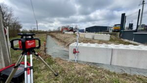 Pose de Bloc Béton pour une création de clôture rigide.