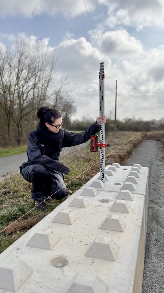 Pose de Bloc Béton pour une création de clôture rigide.