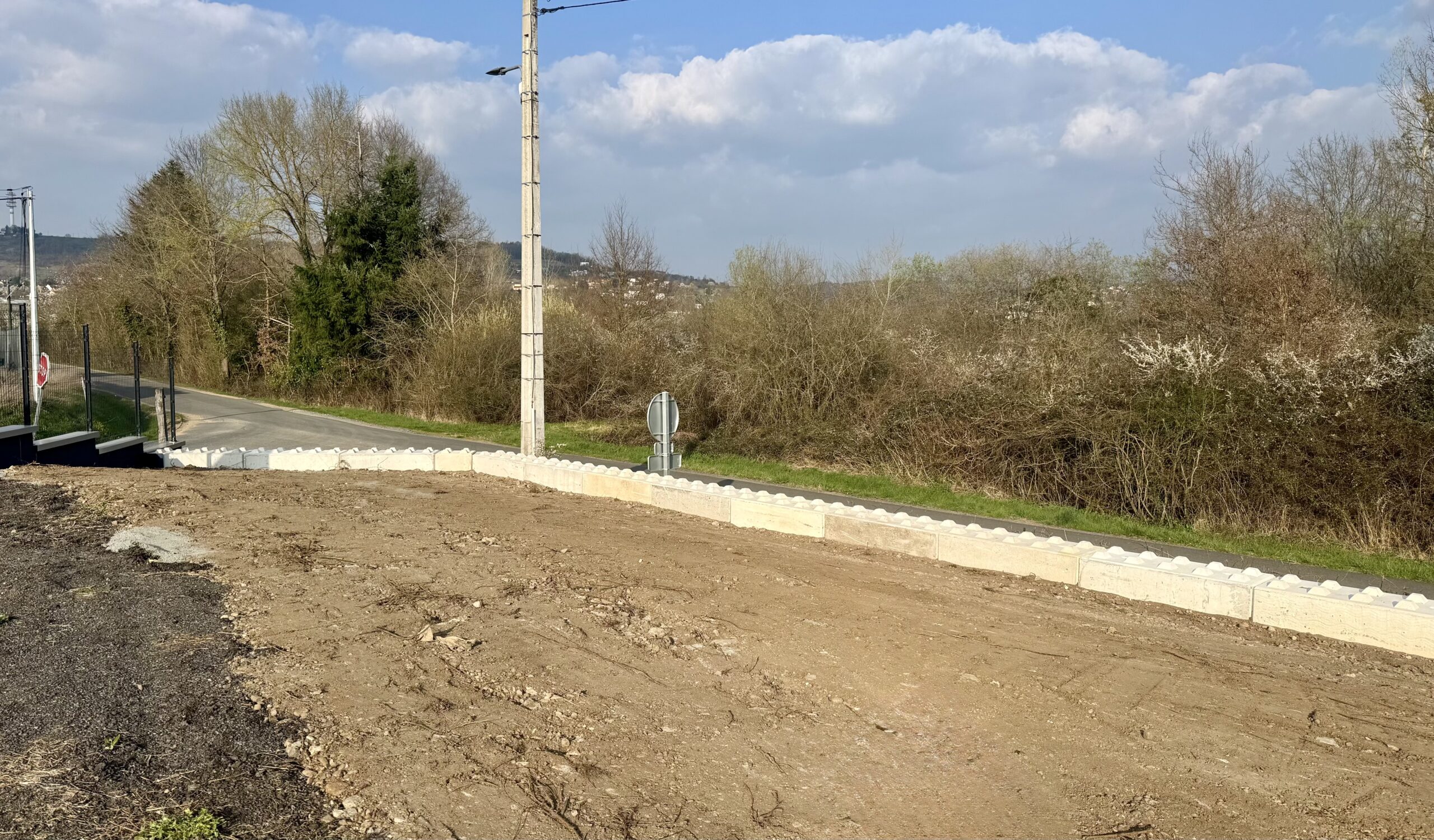 Pose de Bloc Béton pour une création de clôture rigide.